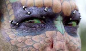 Esta mujer se considera un reptil y se ha gastado casi 50.000 euros para ser una dragona Dragona3-300x177