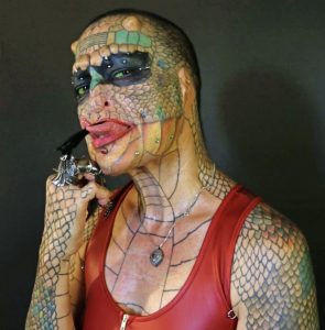 Esta mujer se considera un reptil y se ha gastado casi 50.000 euros para ser una dragona Dragona4-295x300