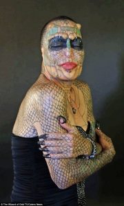 Esta mujer se considera un reptil y se ha gastado casi 50.000 euros para ser una dragona Dragona5-180x300